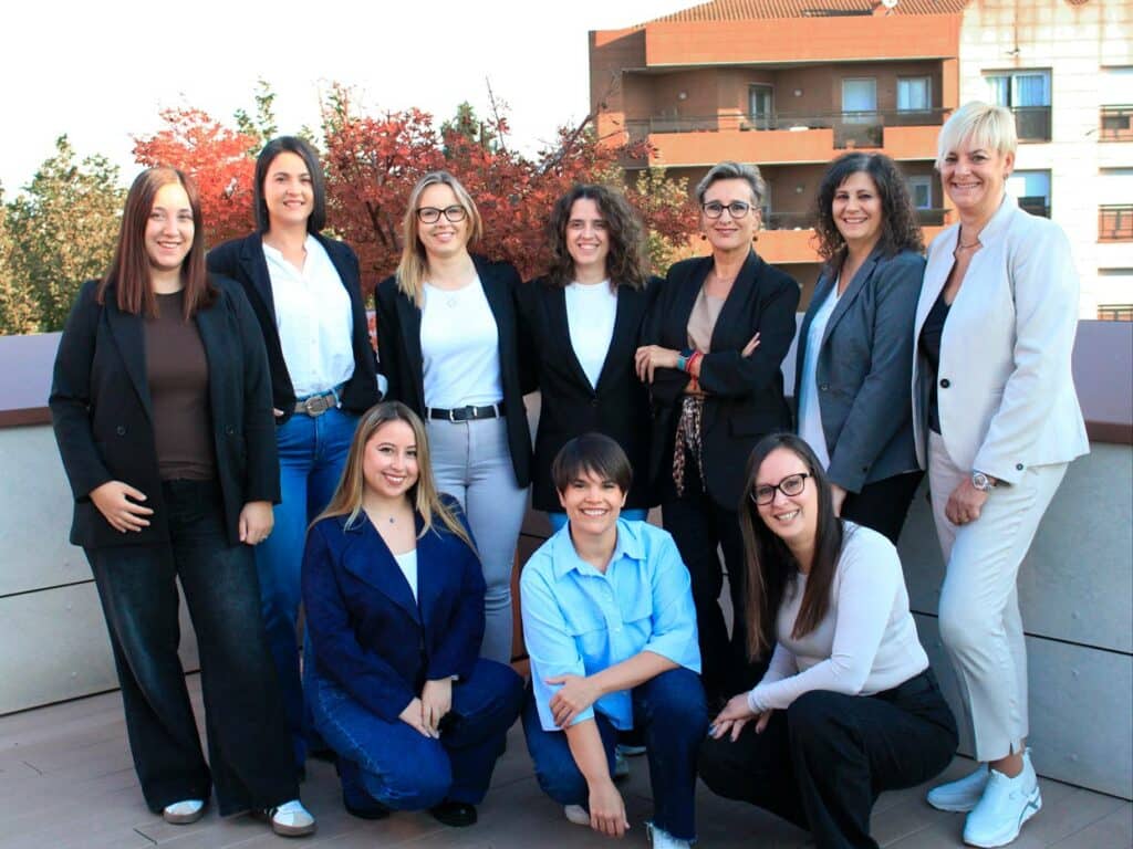 Equipo de Formintegral posando en una terraza, compuesto por diez profesionales del ámbito de la formación online para empresas.