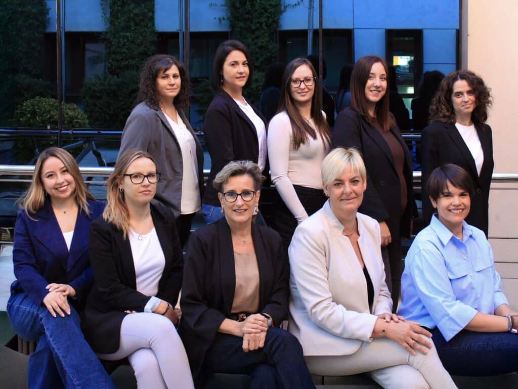 Equipo de profesionales de Previntegral sonriendo en un entorno de oficinas