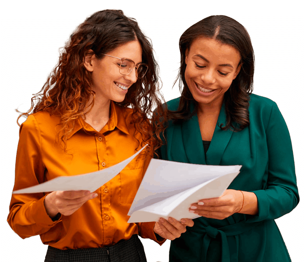 Dos mujeres profesionales revisando documentos con actitud positiva en entorno de oficina.